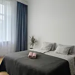 Bright Apartment, 3-Bedrooms, Free Parking