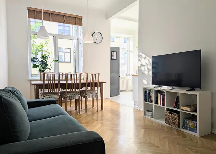 Bright Apartment, 3-Bedrooms, Free Parking