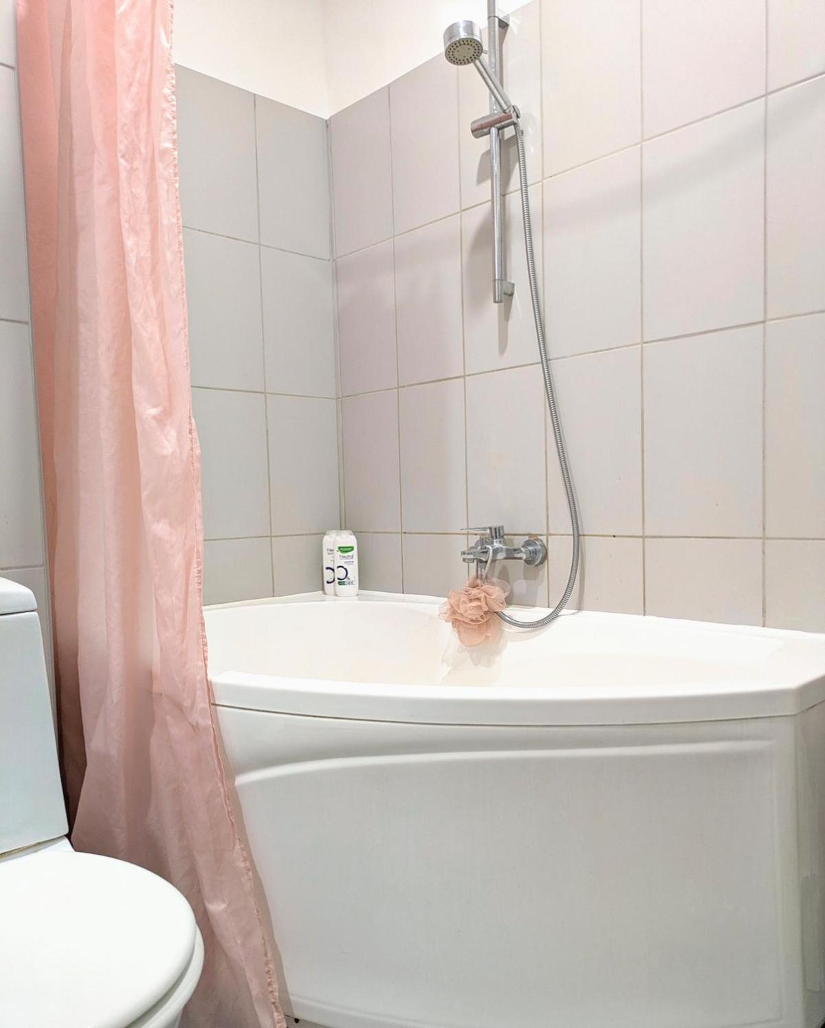 Bright Apartment, 3-bedrooms, Free Parking Lägenhet
