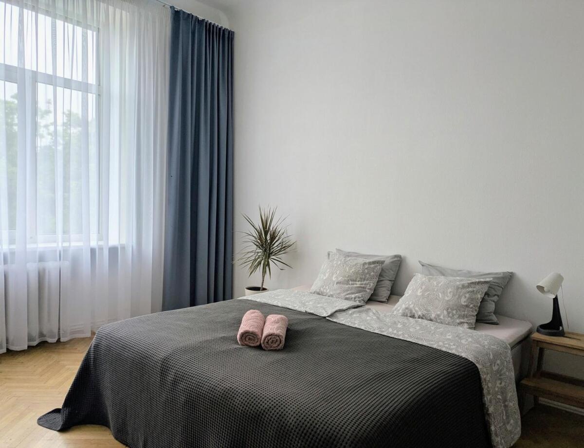 Bright Apartment, 3-bedrooms, Free Parking Lägenhet *